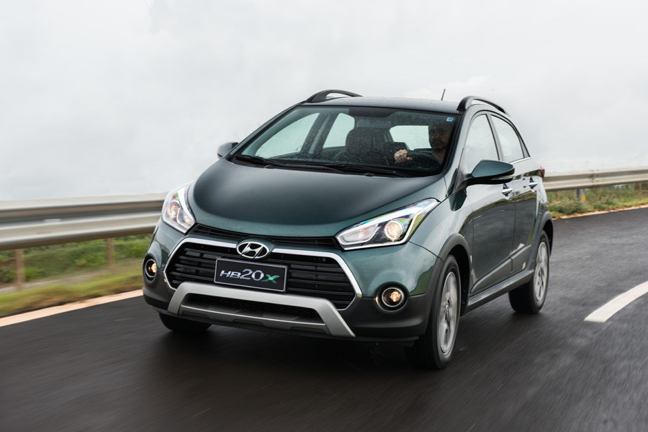 Hyundai HB20X 2016 verde em movimento