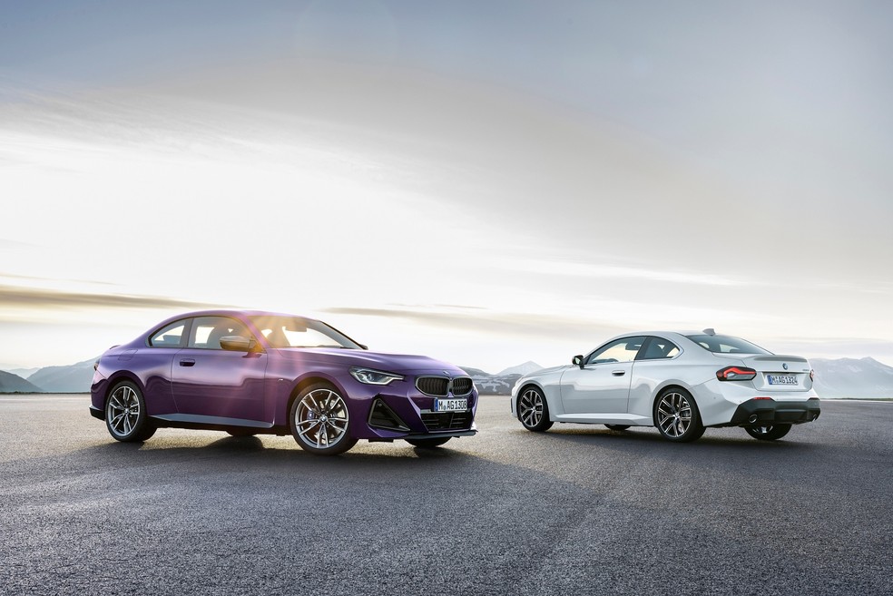 A nova linha do Série 2 Coupé, com a versão de entrada e a topo de linha (em roxo) — Foto: Divulgação