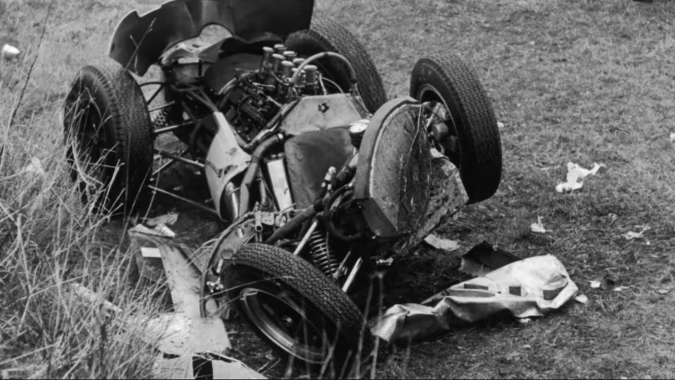 Carro de Stirling Moss ficou destruído no GP da Bélgica de 1960 — Foto: Reprodução/F1