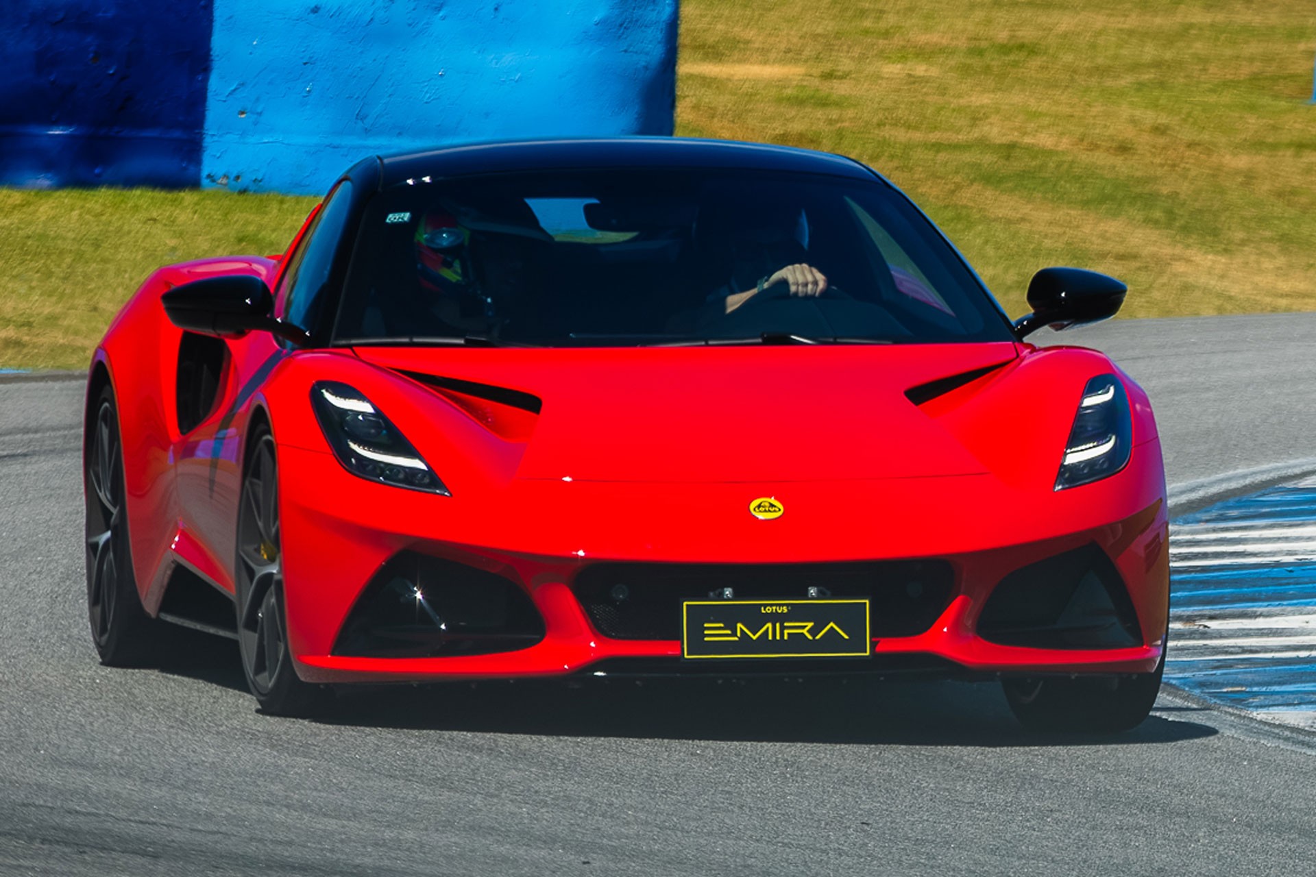 Lotus chega ao Brasil com esportivo 'raiz' e carros elétricos de até 900 cv