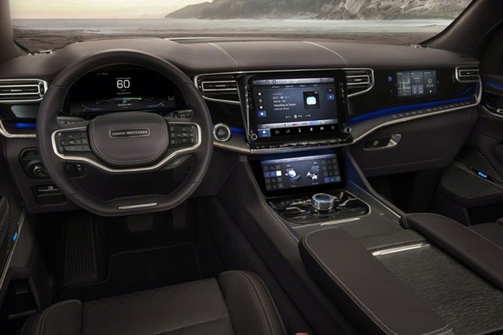 Há quatro telas no painel do Grand Wagoneer, além de muito couro (Foto: Divulgação) — Foto: Auto Esporte
