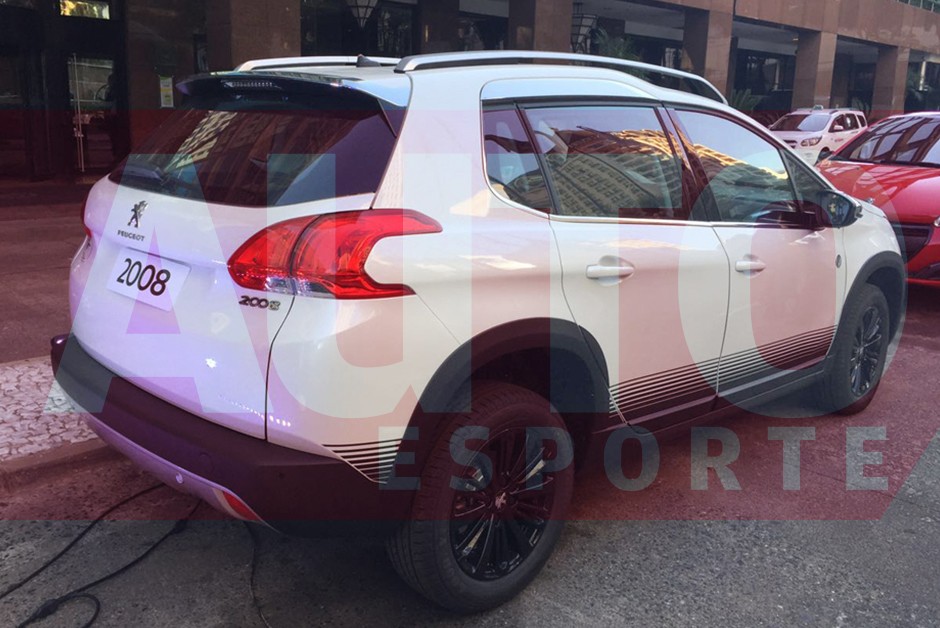 Flagramos o novo Peugeot 2008 Crossway