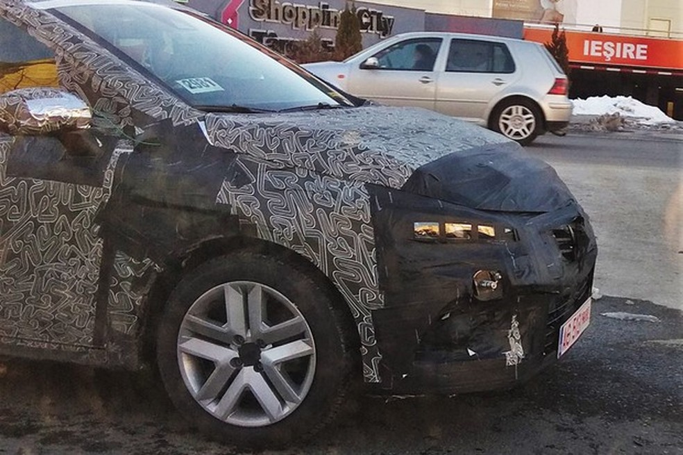 Embora totalmente coberto, o novo Sandero deixa ver que o design será mais ousado (Foto: Playtech/Reprodução) — Foto: Auto Esporte