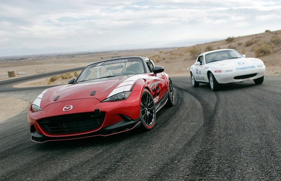 Novo MX-5 Cup se encontra com o antecessor de 1989 também em traje de corrida (Foto: Divulgação) — Foto: Auto Esporte