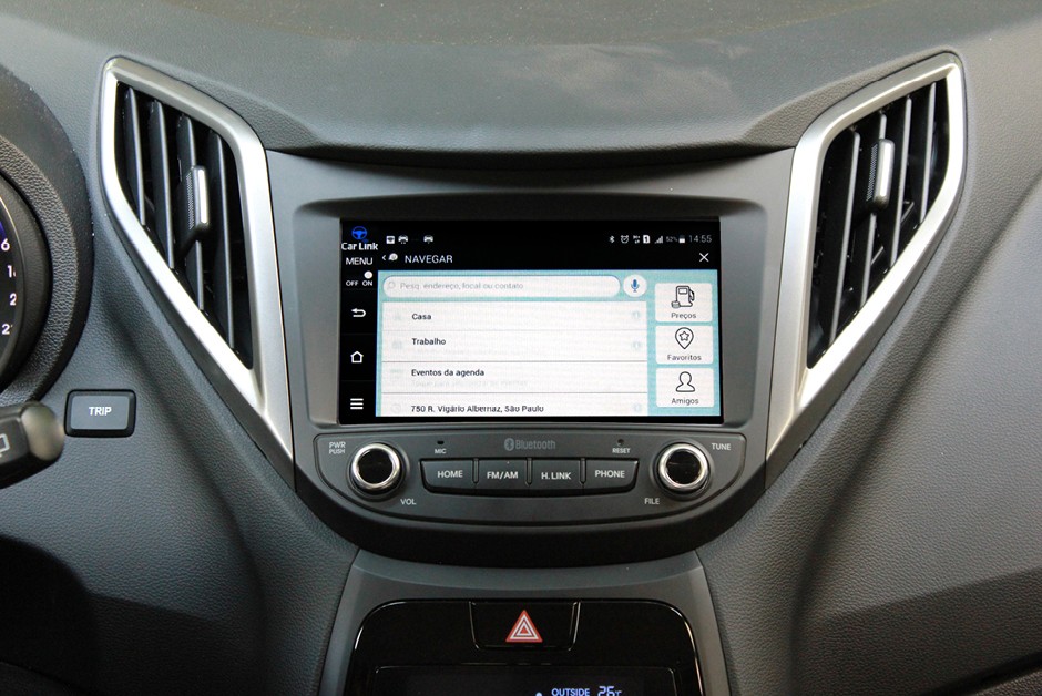 Espelhamento do smartphone via Car Link permite a navegação por Waze, por exemplo