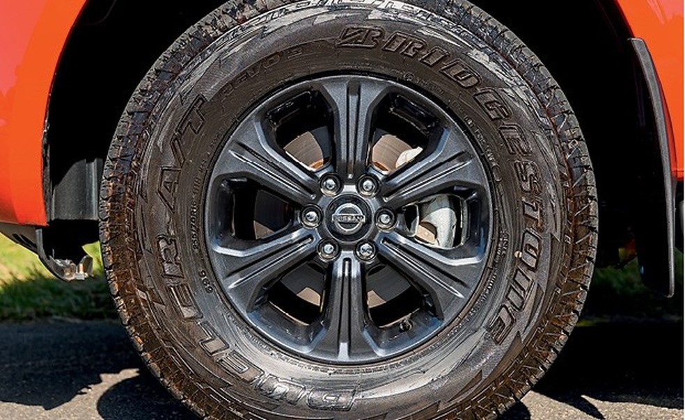 Rodas de 17 polegadas são escurecidas (Foto: Marcelo Bruzzi) — Foto: Auto Esporte