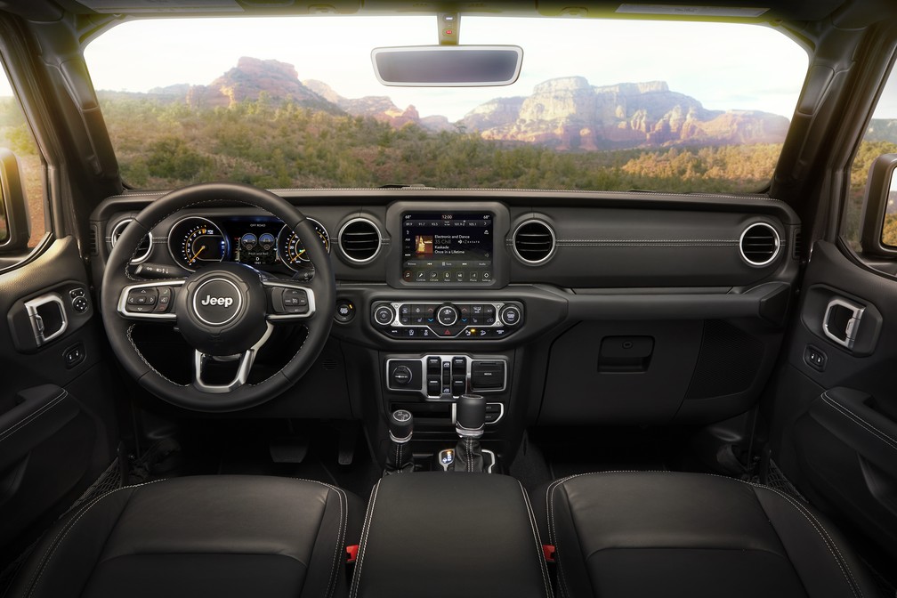 Interior do jipão está mais sofisticado, com grandes telas, mas mantém formato verticalizado — Foto: Divulgação/Jeep