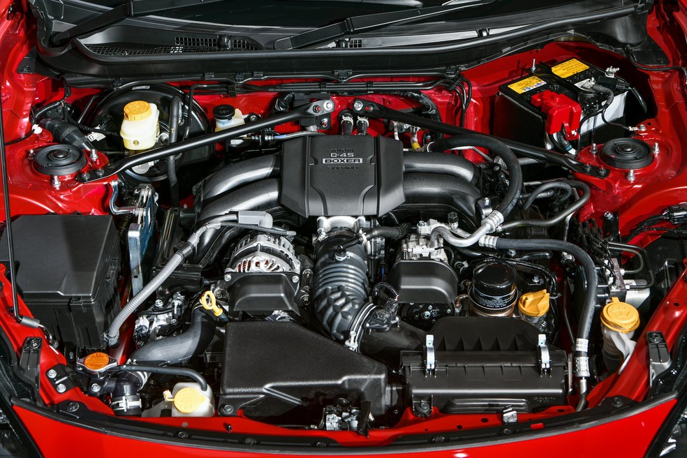 O motor 2.4 16V boxer aspirado foi mantido na nova geração do cupê — Foto: Divulgação