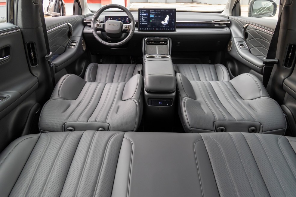 GAC Aion V tem opção de transformar bancos dianteiros em cama de casal — Foto: Renato Durães/Auto News Brasil