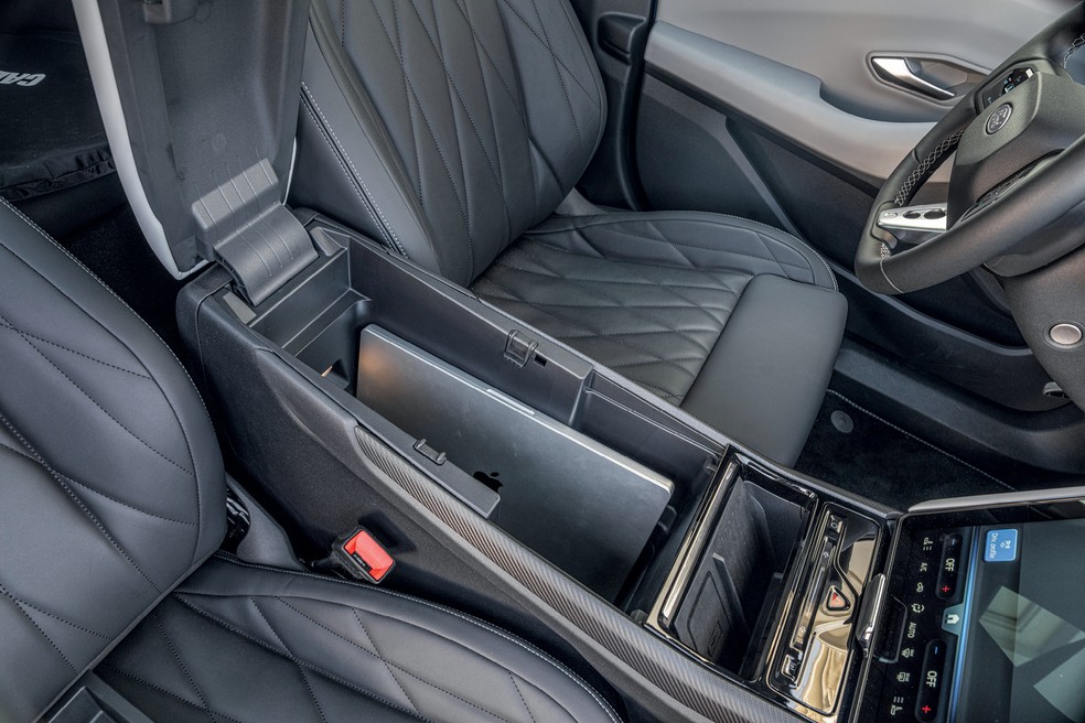 Console central do Ford Capri tem bastante espaço para guardar pertences; espaço até acomoda um notebook — Foto: Divulgação