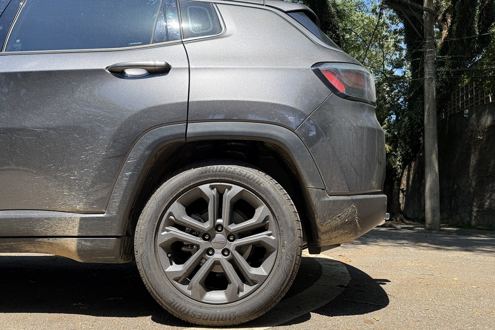 Jeep Compass traz uma suspensão traseira com a pouco usual arquitetura McPherson — Foto: André Schaun/Auto News Brasil