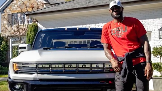 LeBron James gasta fortuna em esportivos de Porsche, Ferrari e Lamborghini
