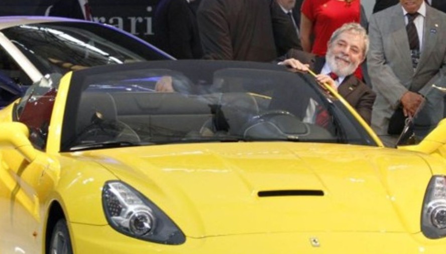 Lula em uma Ferrari durante evento do Salão de Automóveis em São Paulo