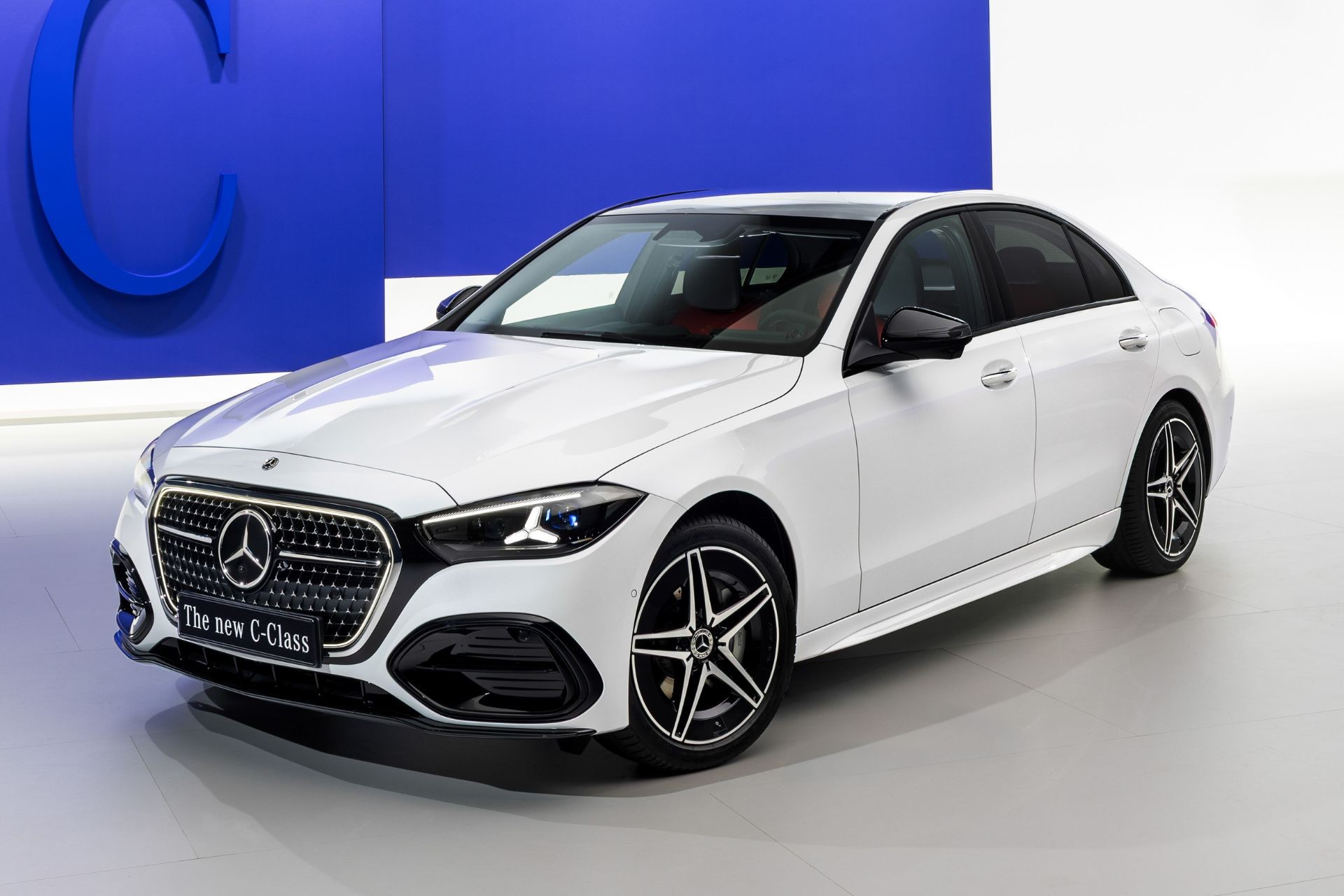 Novo Mercedes Classe C melhora motores e combina IA de ChatGPT e Google
