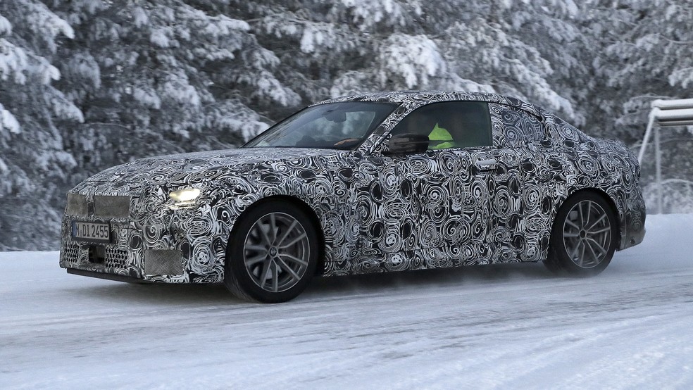 Nova geração do BMW Série 2 Coupé é flagrada no Ártico — Foto: Automedia
