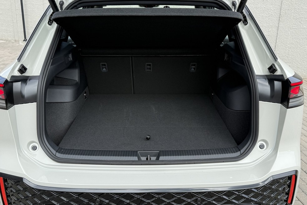 Porta-malas do Volkswagen Tiguan 2027 foi afetado por conta do alçapão para o estepe — Foto: Cauê Lira/Auto News Brasil