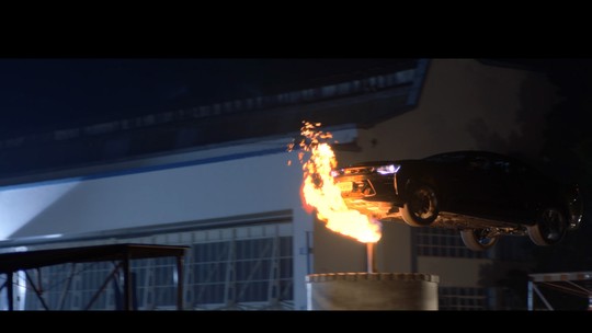 Vídeo: Chevrolet Camaro voa para apagar vela de aniversário