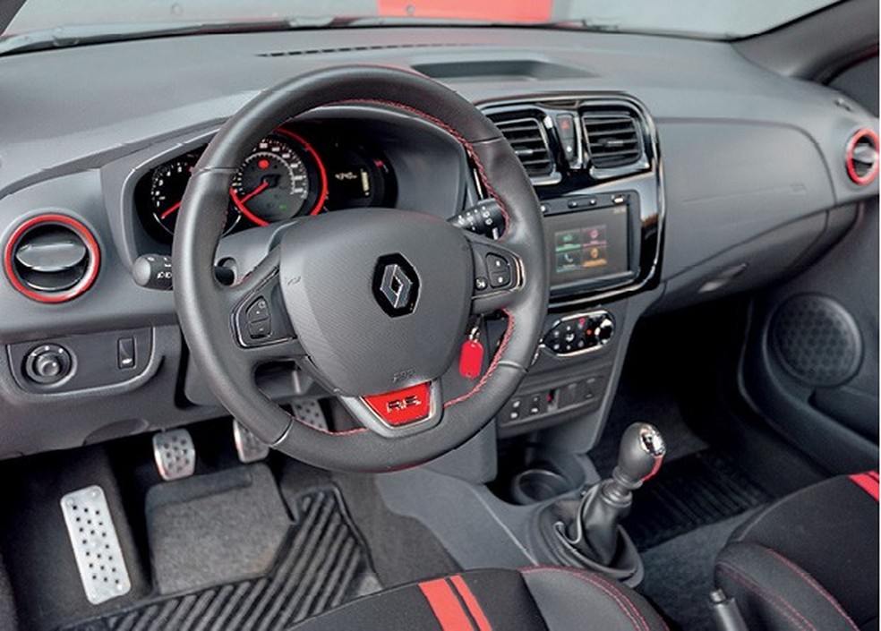 Tanto o GTS quanto o R.S. trazem aquele costumeiro detalhe vermelho no interior (Foto: Bruno Guerreiro/Auto News Brasil) — Foto: Auto Esporte