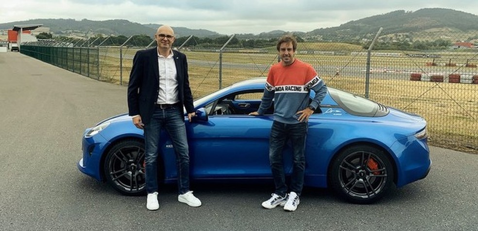 Fernando Alonso recebe seu Alpine das mãos do diretor de marketing da marca (Foto: Reprodução/Twitter) — Foto: Auto Esporte