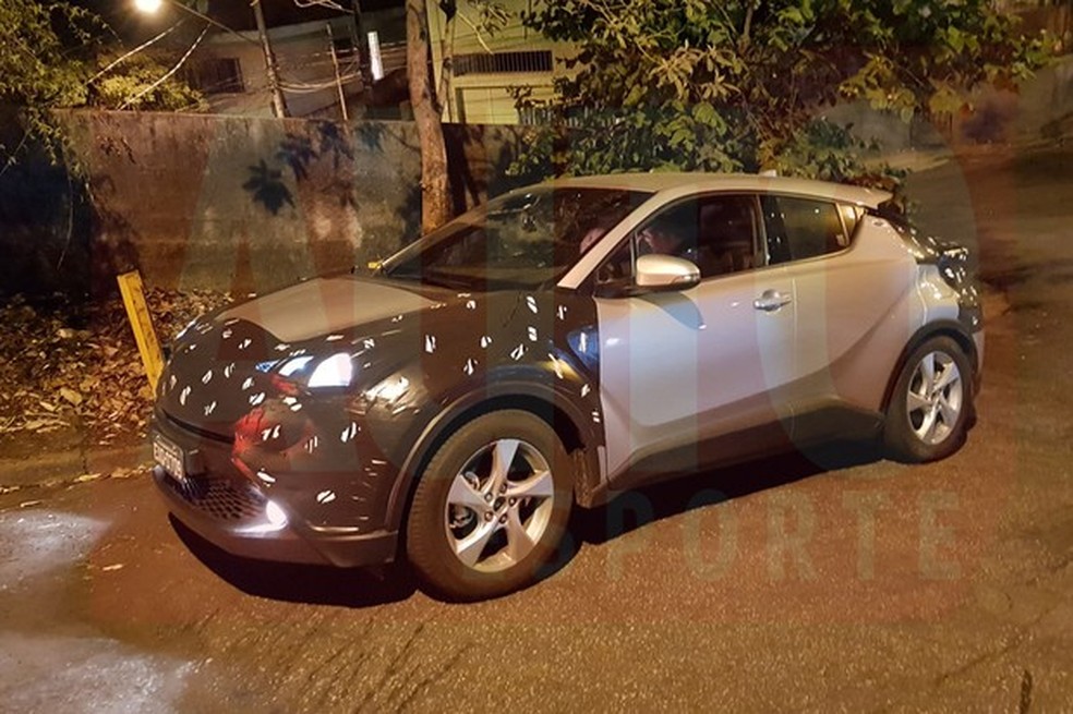 C-HR foi flagrado em testes na cidade de São Paulo (Foto: Julio Cabral/Auto News Brasil) — Foto: Auto Esporte