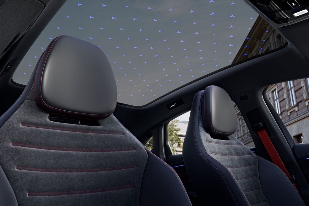 Mercedes-Benz Classe C 2027 é equipado com um teto panorâmico com 162 pontos de luz — Foto: Divulgação