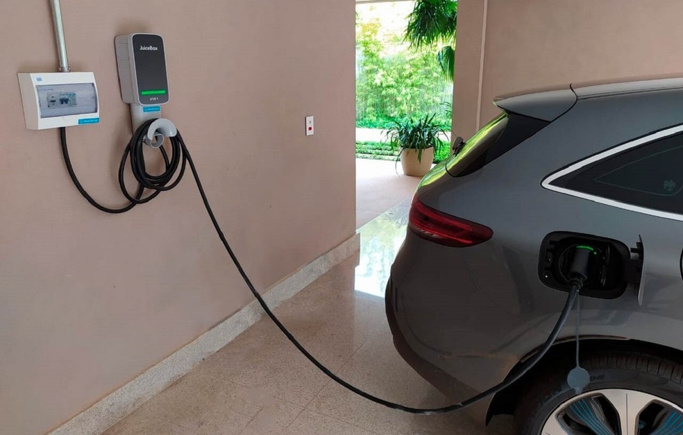 Muitas pessoas ficam receosas da bateria do carro elétrico perder potência — Foto: Reprodução
