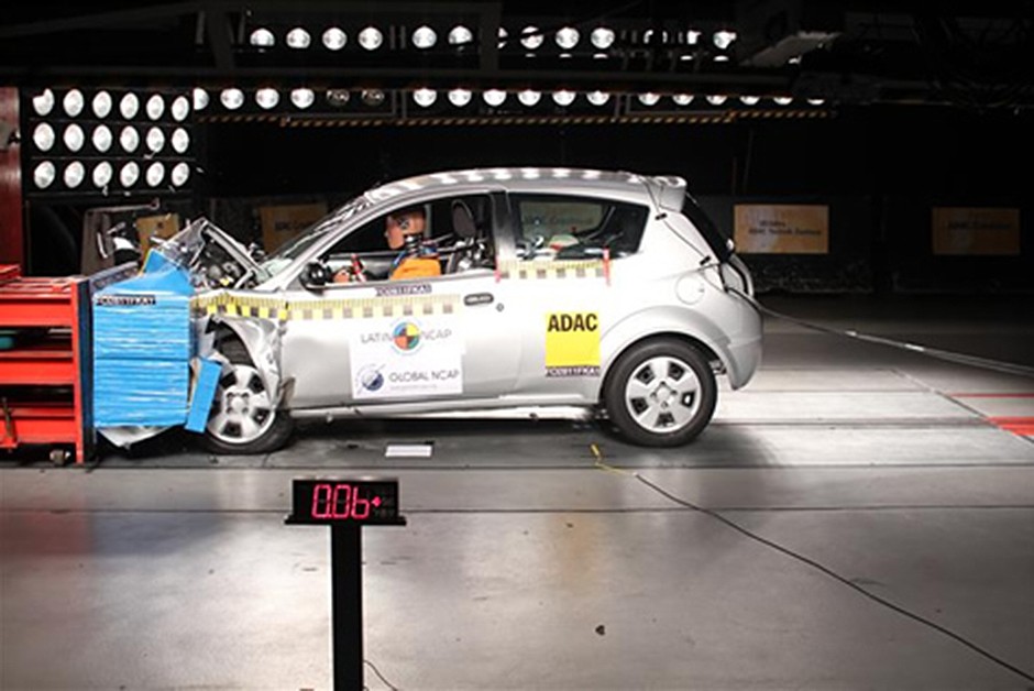 Ford Ka Fly Viral sem airbag: 1 estrela para passageiro adulto (nota 2,37/16,00) e 3 estrelas para passageiro infantil (nota 30,52/49,00)