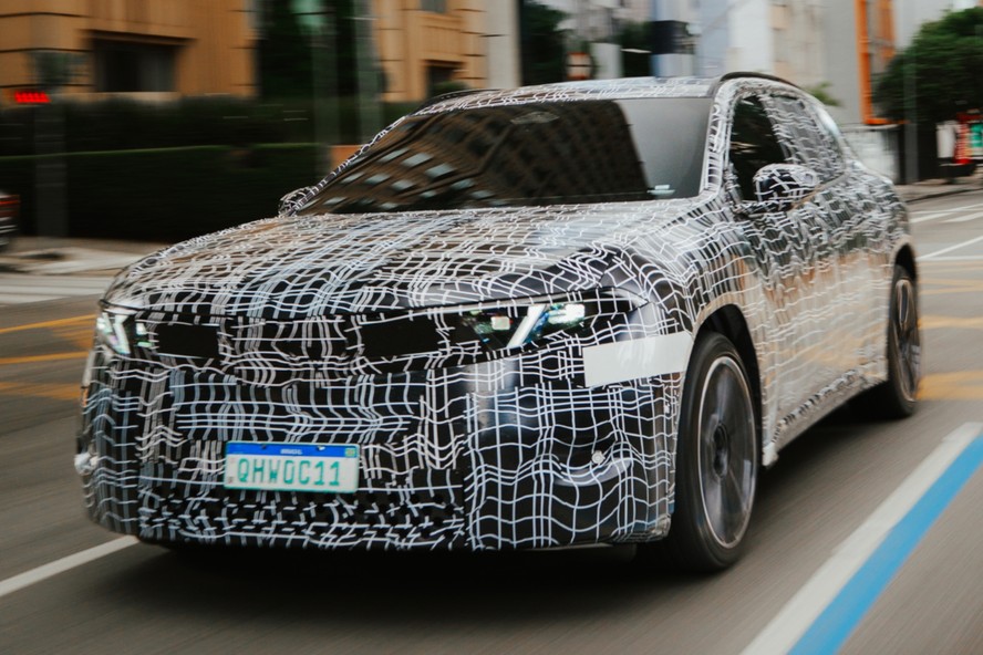 Novo BMW ix3 em testes no Brasil