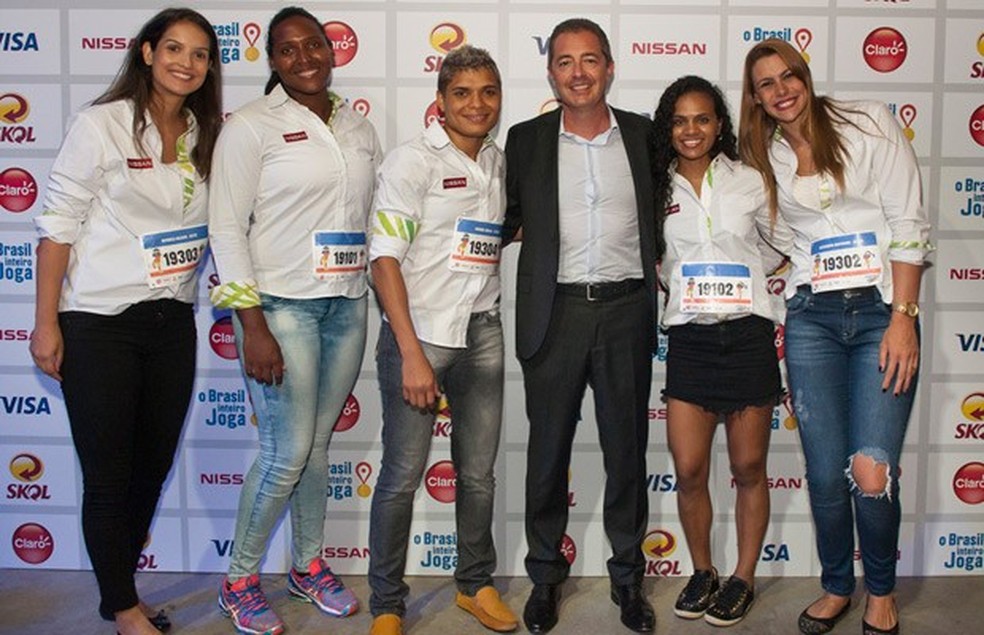 Arnaud Charpentier e atletas do time Nissan (Foto: Divulgação) — Foto: Auto Esporte