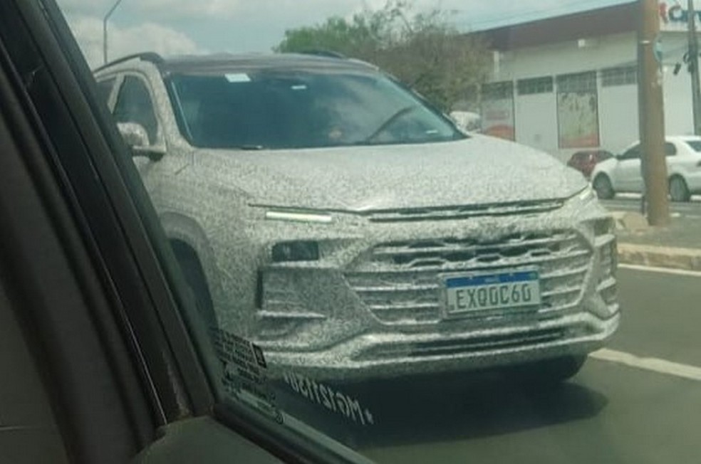 Novo Chevrolet Tracker foi flagrado em testes com conjunto híbrido — Foto: Airton Lima/Autos Segredos