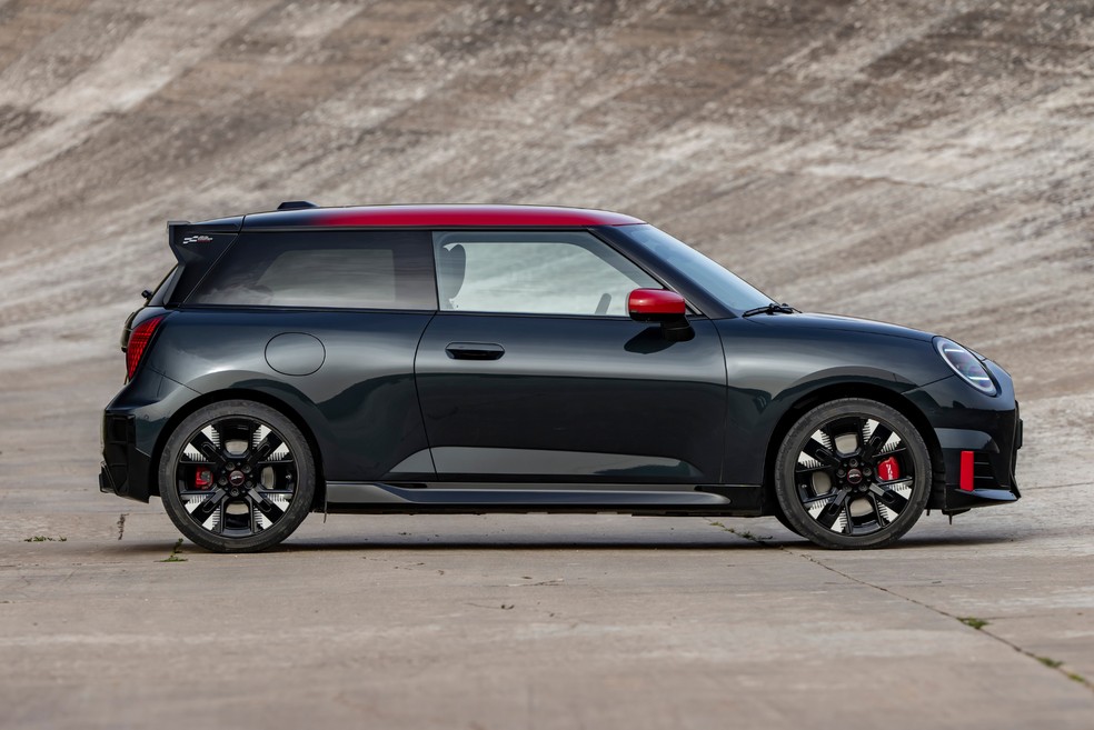 Mini JCW E tem 3,86 metros de comprimento  — Foto: Divulgação