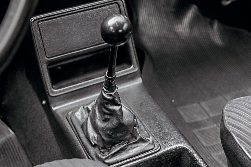 Câmbio no estilo "vareta" pode ser difícil de manusear no primeiro momento — Foto: Renato Durães/Auto News Brasil