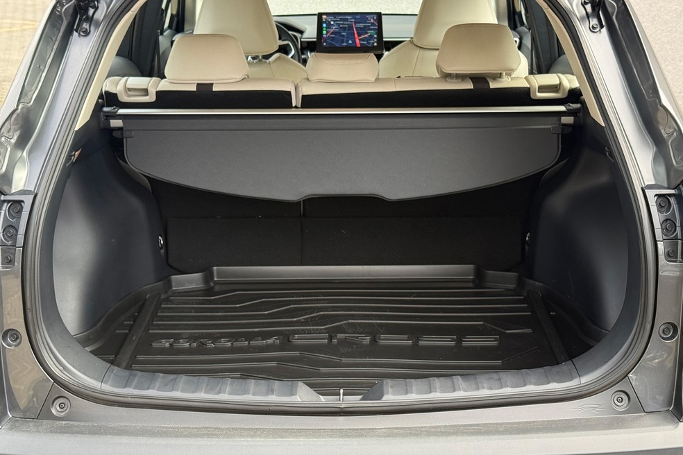 Porta-malas de 440 litros do Toyota Corolla Cross XRX tem abertura elétrica — Foto: André Paixão/Auto News Brasil