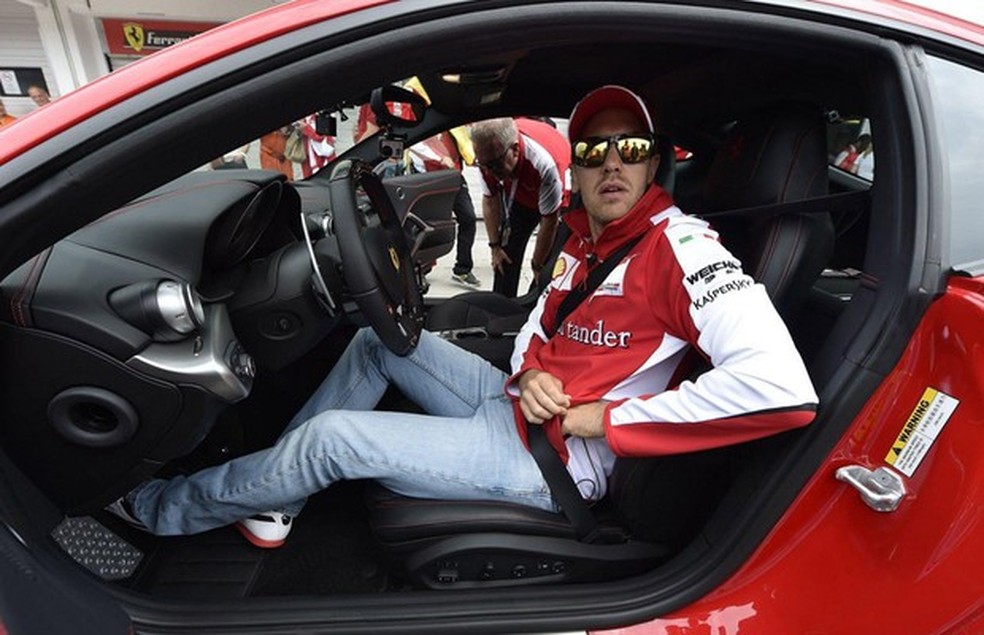 Sebastian Vettel a bordo da Ferrari F12 Berlinetta (Foto: Divulgação) — Foto: Auto Esporte