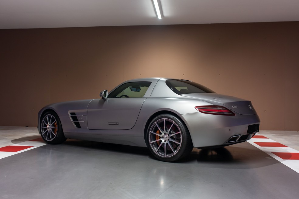 Mercedes-Benz SLS AMG com as portas "asa de gaivota" está à venda por 175 mil libras  — Foto: Divulgação