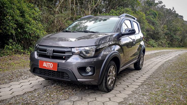 Fiat Mobi Trekking - Visual aventureiro caiu muito bem no Mobi. Além disso, a nova central multimídia é moderna e fácil de usar