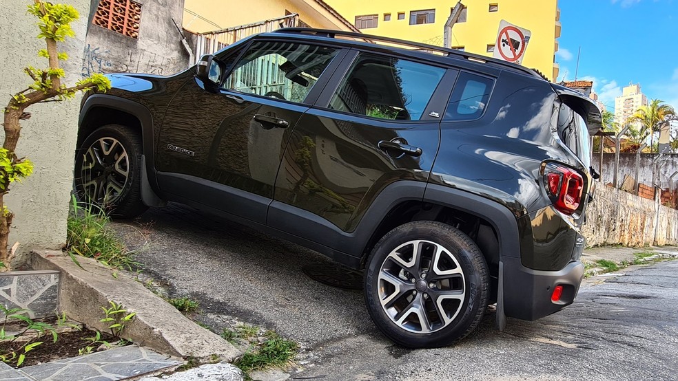 Um ângulo de saída maior vai garantir que seu escapamento (e até para-choque) vão passar incólumes por rampas — Foto: Rodrigo Ribeiro/Auto News Brasil