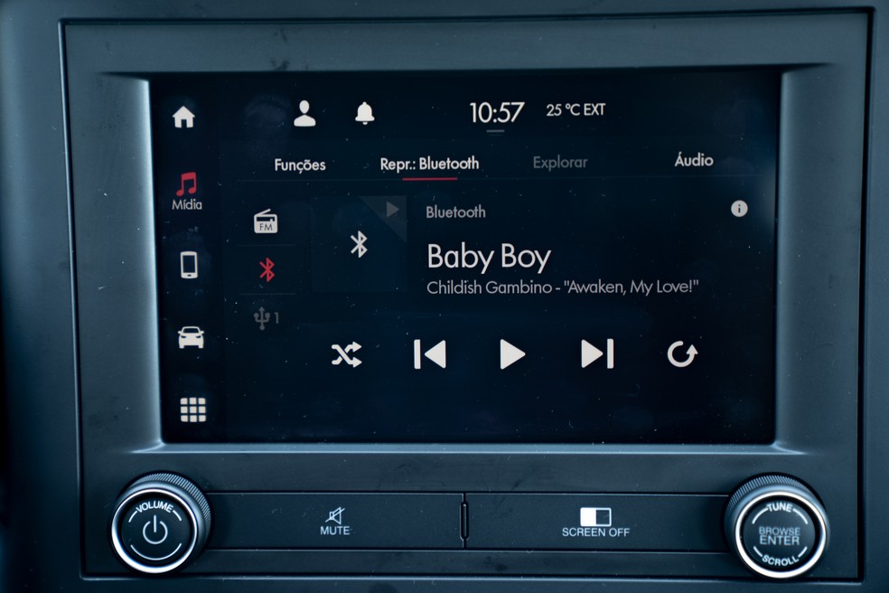 Central multimídia da nova Fiat Strada pode conectar Android Auto e CarPlay sem fio — Foto: Marcelo Brandt/G1