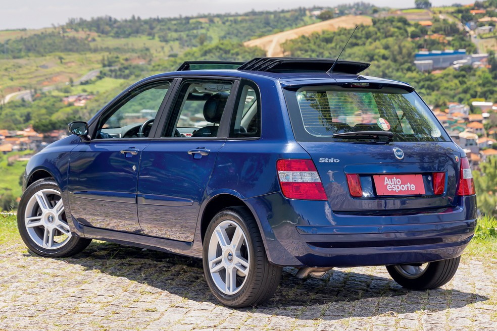 Tonalidade azul do Palio caiu muito bem no Stilo Abarth — Foto: Renato Durães/Auto News Brasil