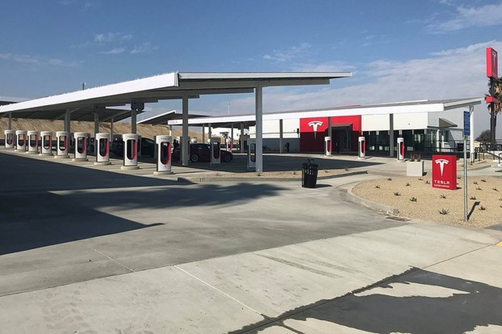 Posto de recarga Tesla Supercharger na cidade de Kettleman, nos Estados Unidos (Foto: Reprodução / MojaTeslaX / Facebook) — Foto: Auto Esporte