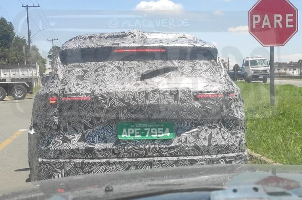 Traseira do SUV tem lanternas avantajadas, que invadem a tampa do porta-malas — Foto: Placa Verde/Reprodução