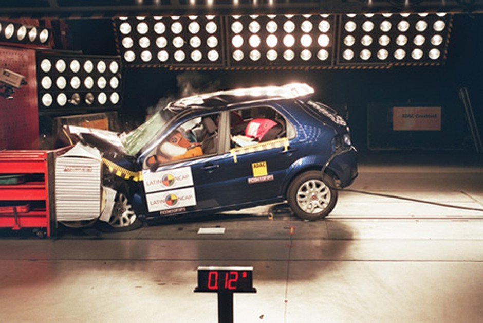 Fiat Palio ELX 1.4 com airbag: 3 estrelas para passageiro adulto (nota 10,65/16,00) e 2 estrelas para passageiro infantil (nota 21,27/49,00); Sem airbag: 1 estrela para passageiro adulto (nota 4,89/16) e 2 estrelas para passageiro infantil (nota 22,51/49)
