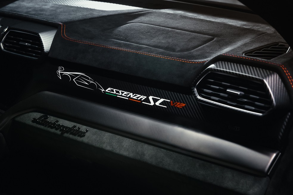 Os SUVs exclusivos recebem um logotipo especial e a silhueta do hipercarro Essenza SCV12 no painel — Foto: Divulgação