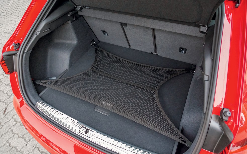 Audi Q3 Anniversary Edition tem porta-malas de 530 litros — Foto: Divulgação