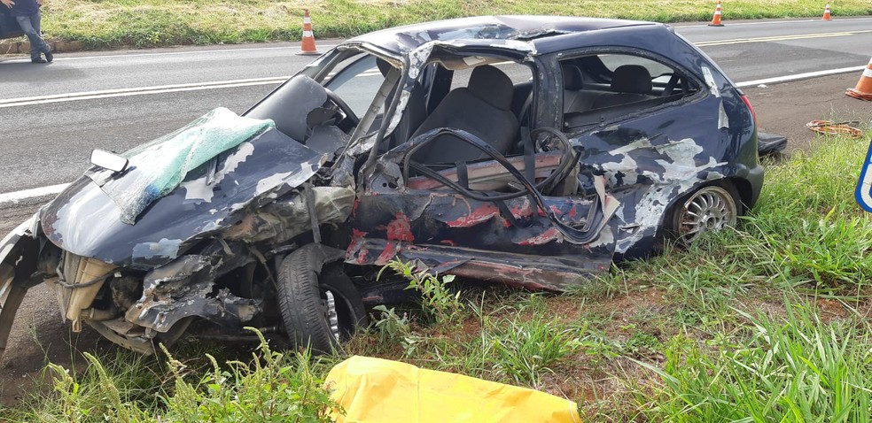 Idoso morre após acidente entre carro e carreta na BR-153 em Ocauçu (SP) — Foto: Polícia Rodoviária Federal/Divulgação