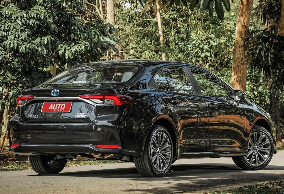 Versão Altis Híbrida usa a eletricidade para poupar combustível. É o mais econômico da categoria (Foto: Rafael Munhoz) — Foto: Auto Esporte