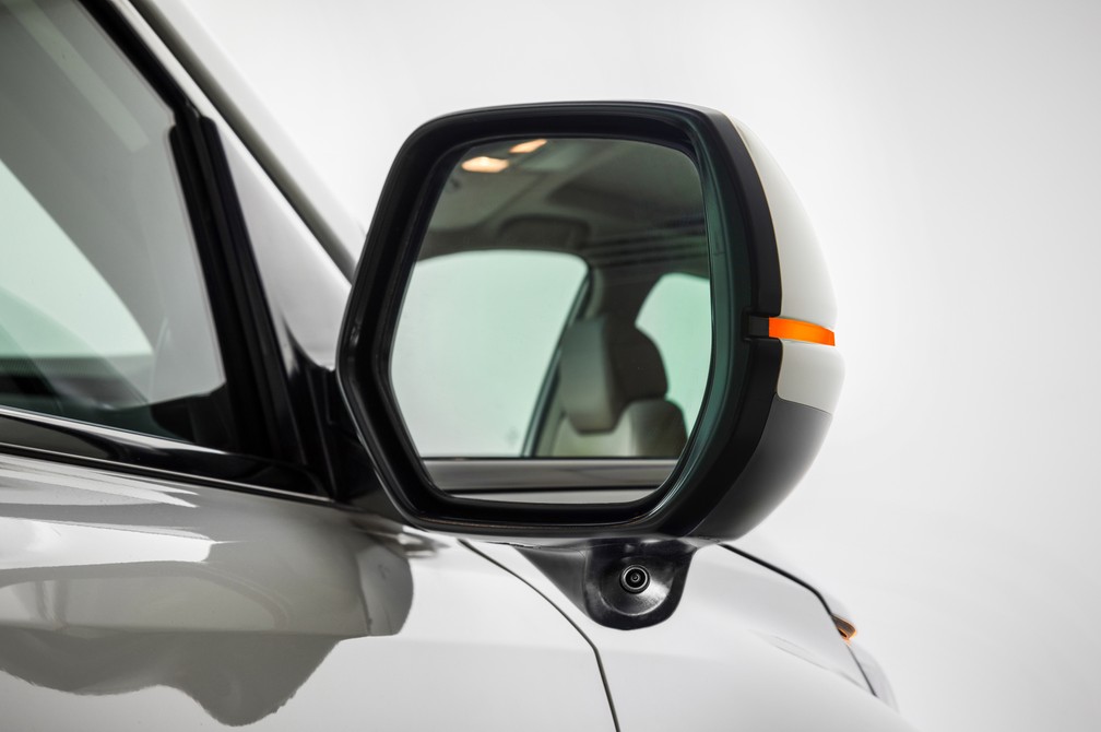 Honda CR-V 2018 tem câmera no retrovisor direiro — Foto: Honda/Divulgação