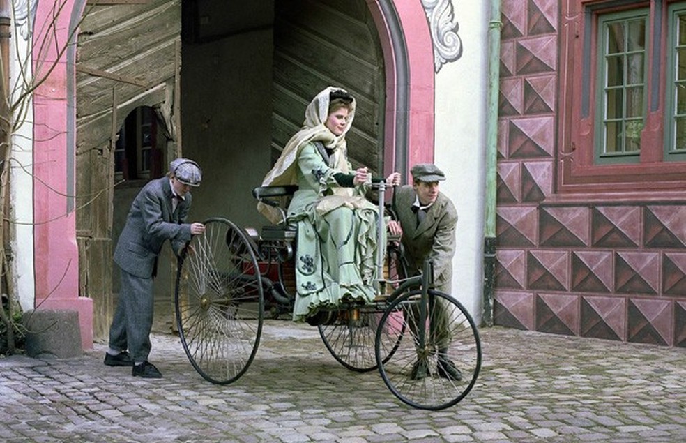 Simulação do início da viagem de Bertha,Eugen e Richard, em agosto de 1888 (Foto: Mercedes-Benz) — Foto: Auto Esporte