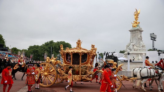 Rei Charles III usa carruagem de 1760 na coroação; frota real tem carros de R$ 60 milhões 