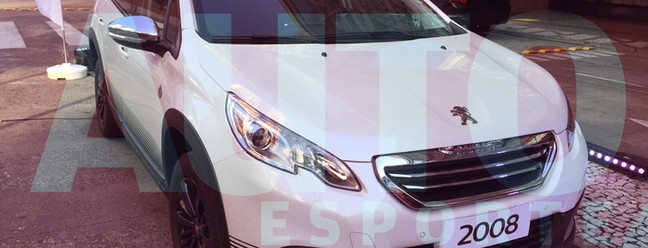 Flagramos o novo Peugeot 2008 Crossway